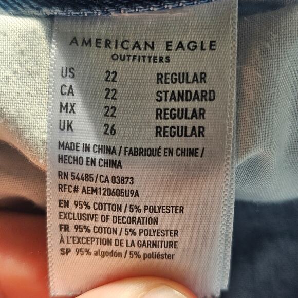 American Eagle Curvy Mom Jeans Womens 22 Light Blue Denim Stretch Distressed EUC - Picture 13 of 13